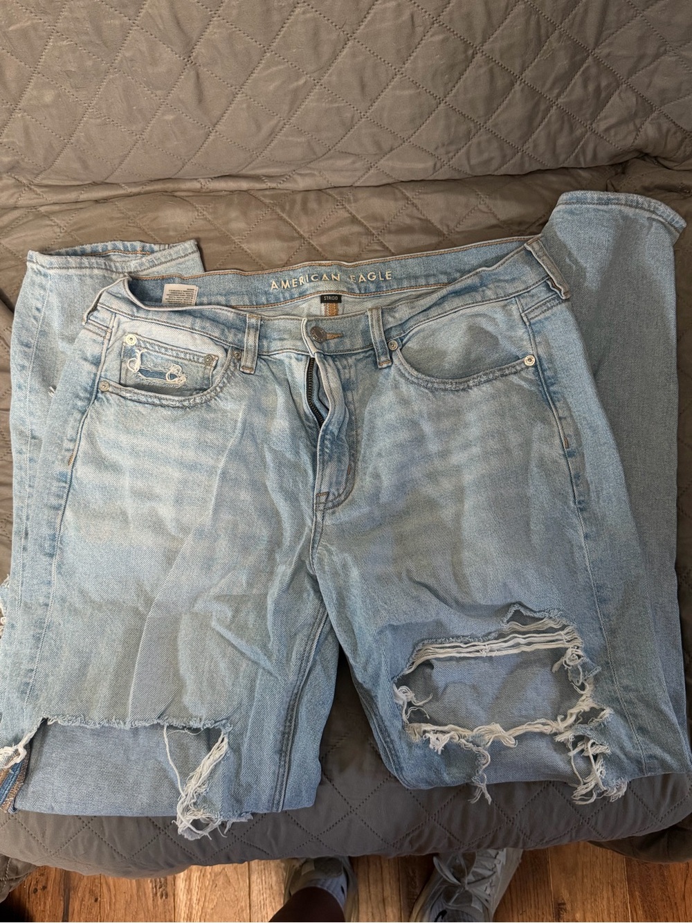 American Eagle Outfitters Light Wash Distressed Relaxed Jeans